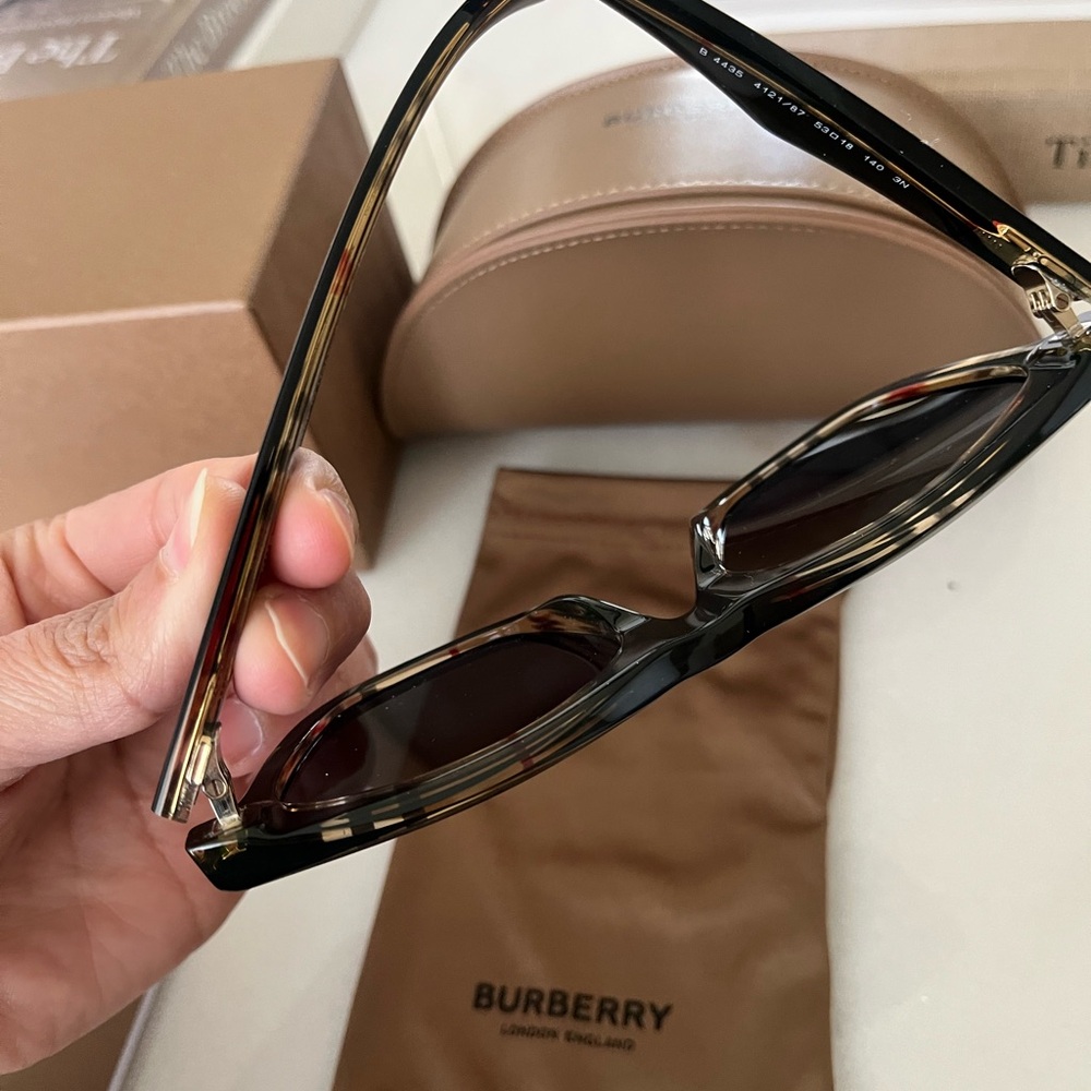 Burberry sunglasses - Picture 3 of 13